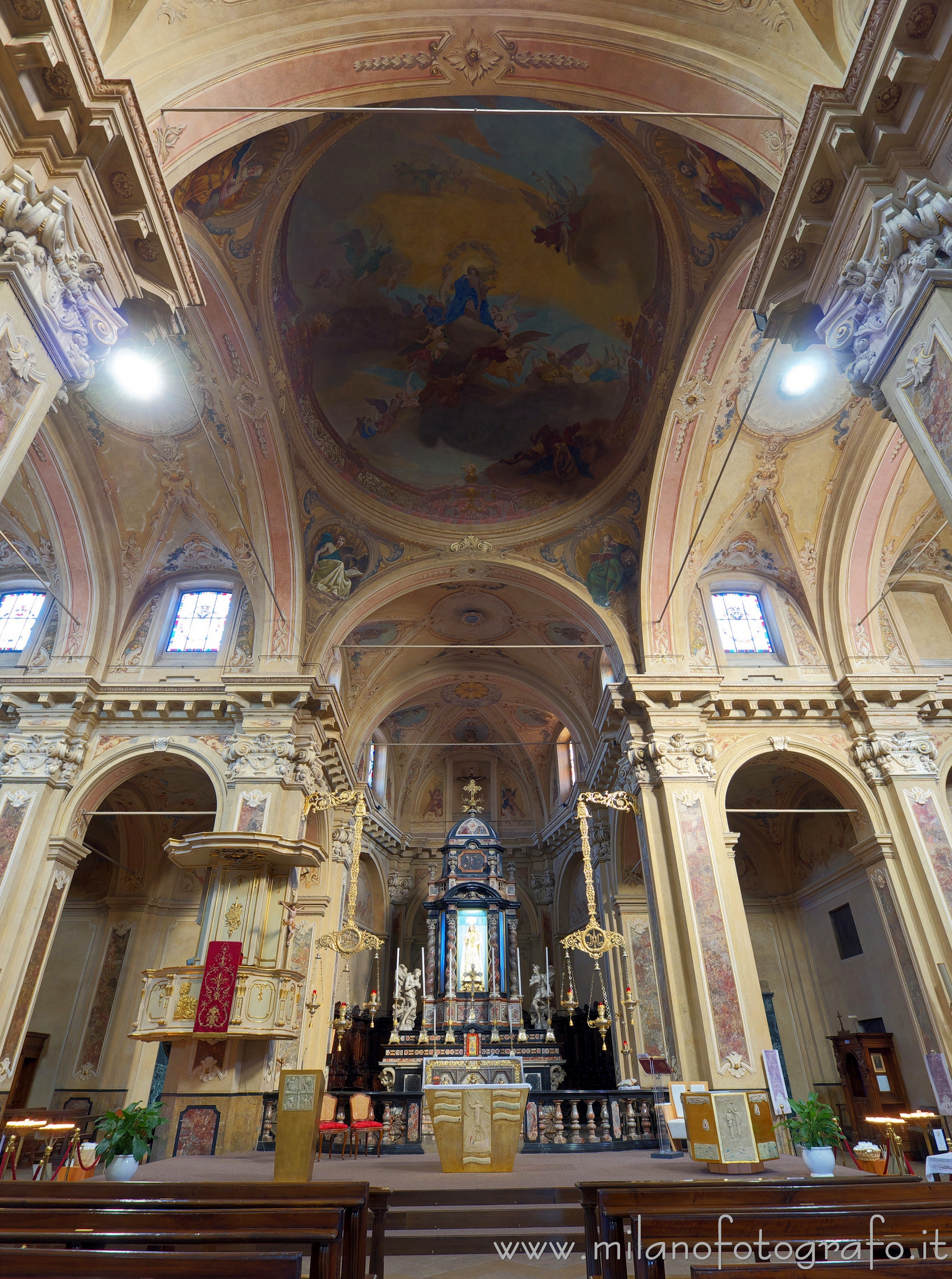 Vimercate (Monza e Brianza, Italy) - Crossing of the Sanctuary of Our Lady of the Rosary - Full resolution picture